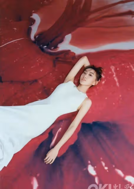 閆妮為捧女兒也真拼,母女合拍雜誌秀美腿,女兒一臉苦相沒她洋氣