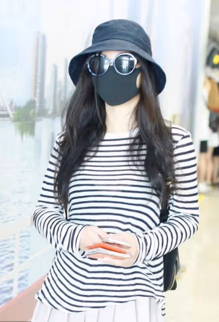 柳岩最新造型,回歸良家婦女打扮好保守,賢惠氣質像變了個人