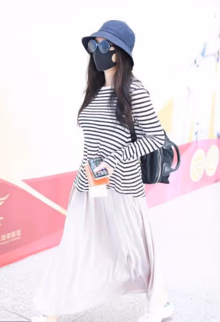 柳岩最新造型,回歸良家婦女打扮好保守,賢惠氣質像變了個人