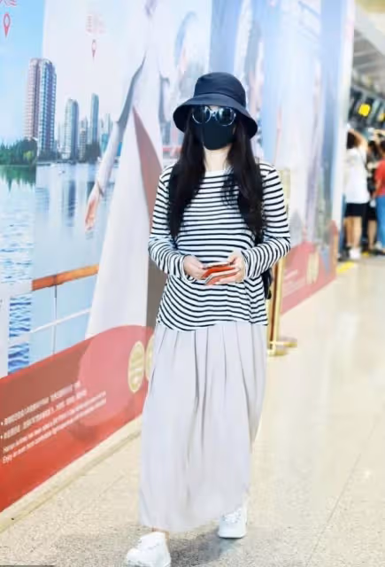 柳岩最新造型,回歸良家婦女打扮好保守,賢惠氣質像變了個人