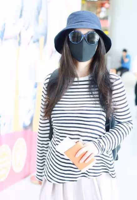 柳岩最新造型,回歸良家婦女打扮好保守,賢惠氣質像變了個人