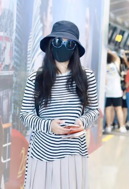柳岩最新造型,回歸良家婦女打扮好保守,賢惠氣質像變了個人