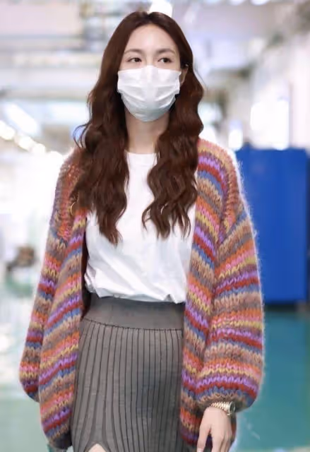 懷孕了?沈夢辰近照模樣變樣不敢認,穿針織裙暴露大肚子孕相明顯