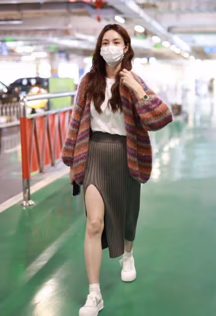 懷孕了?沈夢辰近照模樣變樣不敢認,穿針織裙暴露大肚子孕相明顯
