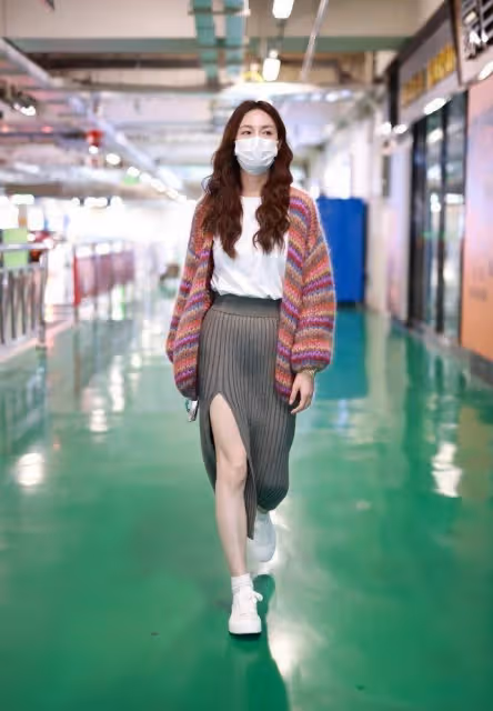 懷孕了?沈夢辰近照模樣變樣不敢認,穿針織裙暴露大肚子孕相明顯