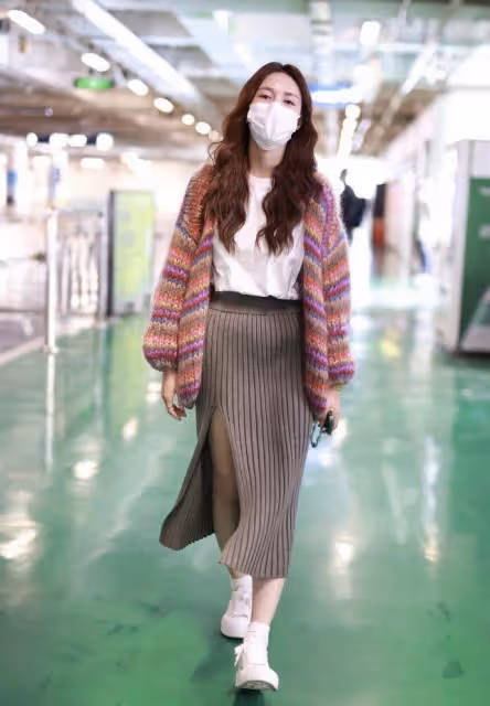 懷孕了?沈夢辰近照模樣變樣不敢認,穿針織裙暴露大肚子孕相明顯
