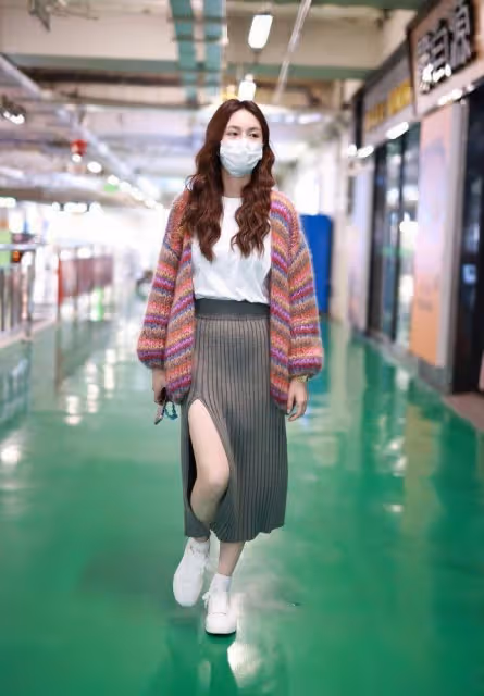 懷孕了?沈夢辰近照模樣變樣不敢認,穿針織裙暴露大肚子孕相明顯
