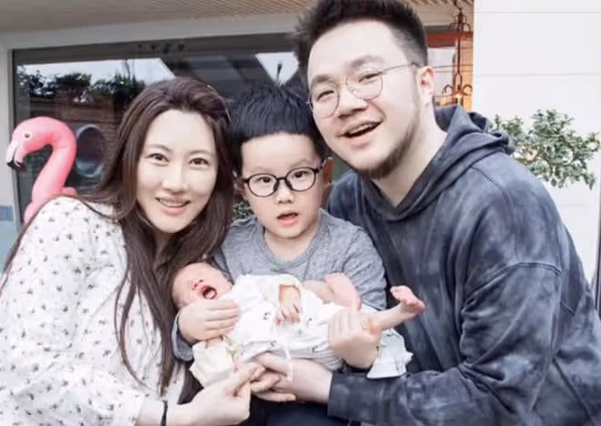 巴圖首次曬全家福,長子正臉曝光太像宋丹丹,大7歲老婆臉色蠟黃