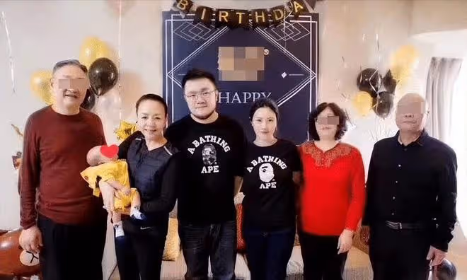 巴圖首次曬全家福，長子正臉曝光太像宋丹丹，大7歲老婆臉色蠟黃