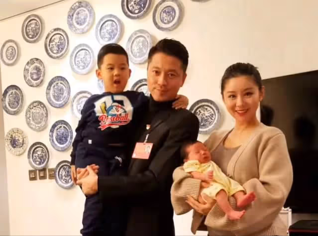 巴圖首次曬全家福，長子正臉曝光太像宋丹丹，大7歲老婆臉色蠟黃