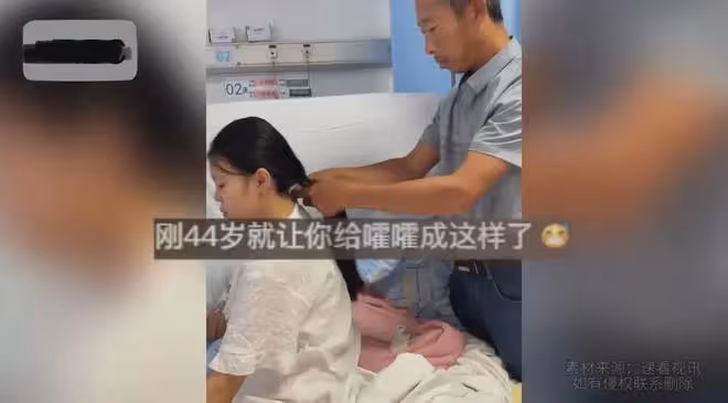 44歲丈夫幫娃撿東西被喊爺爺,氣氛凝固妻子沒吱聲,看正臉沉默了