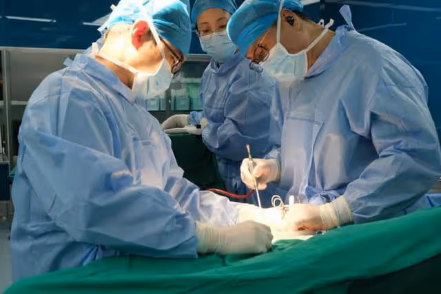 13年河南79歲老人骨折,手術後離奇去世,家屬打開骨灰盒發現真相