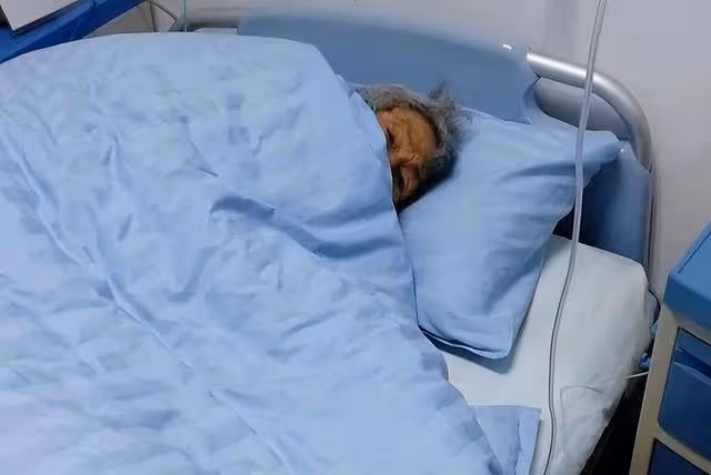 13年河南79歲老人骨折,手術後離奇去世,家屬打開骨灰盒發現真相