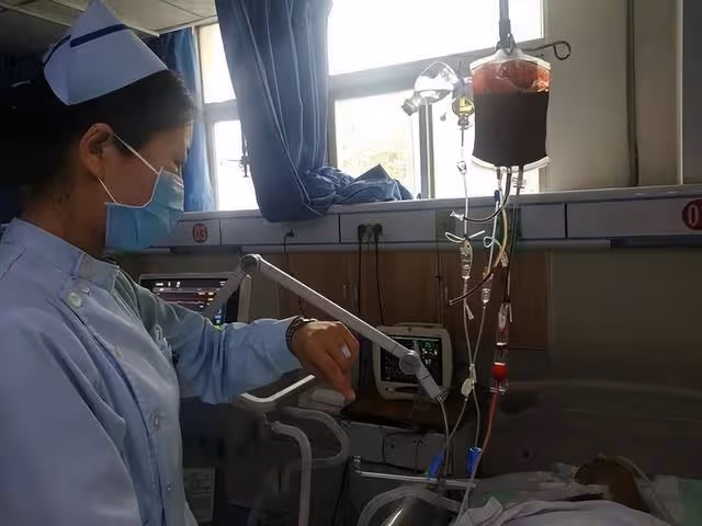 13年河南79歲老人骨折,手術後離奇去世,家屬打開骨灰盒發現真相