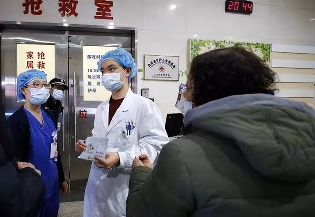 13年河南79歲老人骨折,手術後離奇去世,家屬打開骨灰盒發現真相