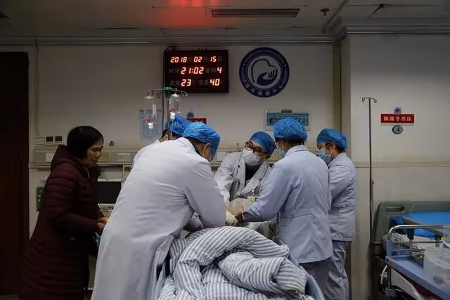 13年河南79歲老人骨折,手術後離奇去世,家屬打開骨灰盒發現真相