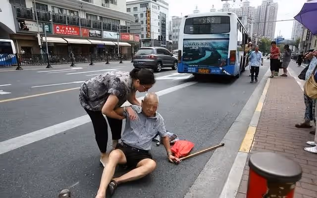 13年河南79歲老人骨折,手術後離奇去世,家屬打開骨灰盒發現真相