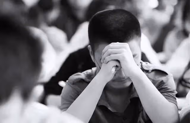 21年前四川學霸偷竊高考試卷，背熟後參加考試，看到考題卻傻眼了