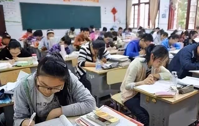 21年前四川學霸偷竊高考試卷，背熟後參加考試，看到考題卻傻眼了