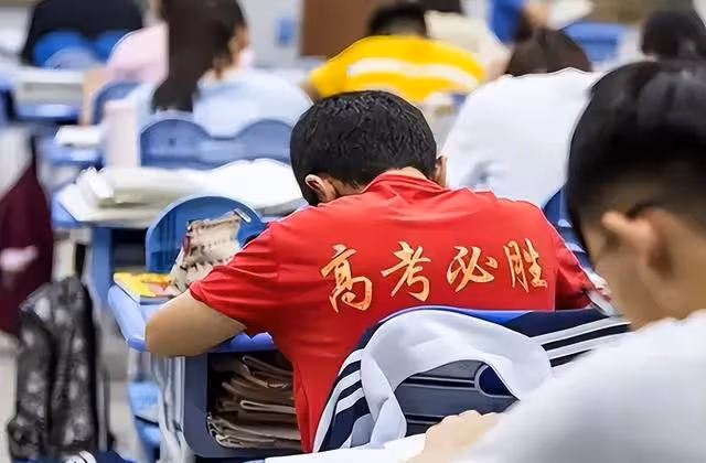 21年前四川學霸偷竊高考試卷,背熟後參加考試,看到考題卻傻眼了