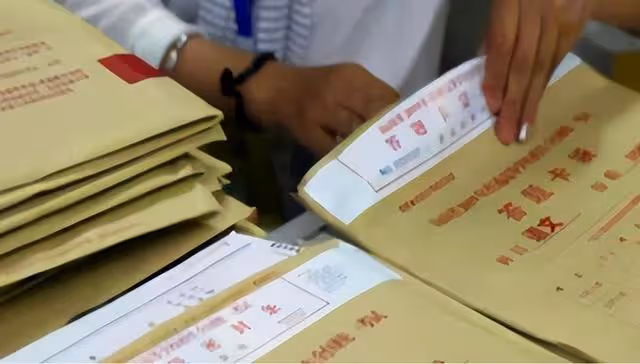 21年前四川學霸偷竊高考試卷,背熟後參加考試,看到考題卻傻眼了