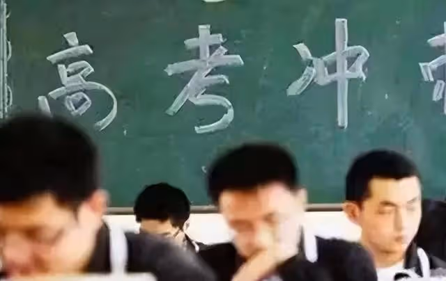 21年前四川學霸偷竊高考試卷,背熟後參加考試,看到考題卻傻眼了