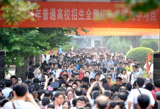 21年前四川學霸偷竊高考試卷,背熟後參加考試,看到考題卻傻眼了