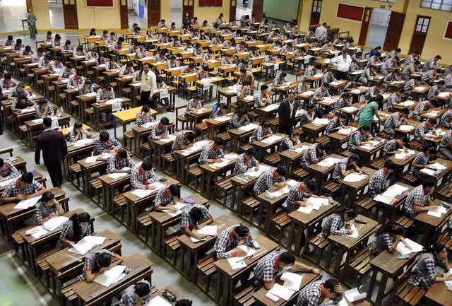 21年前四川學霸偷竊高考試卷,背熟後參加考試,看到考題卻傻眼了