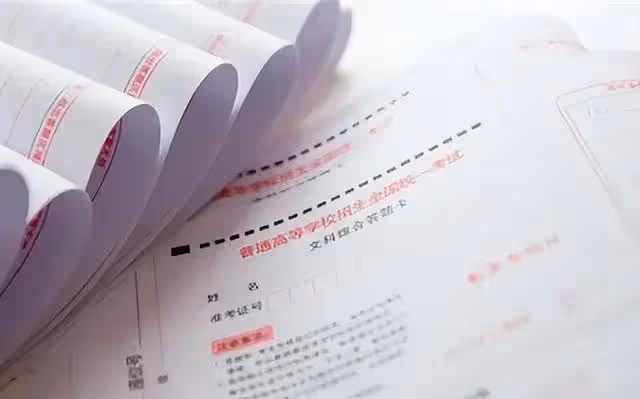 21年前四川學霸偷竊高考試卷,背熟後參加考試,看到考題卻傻眼了