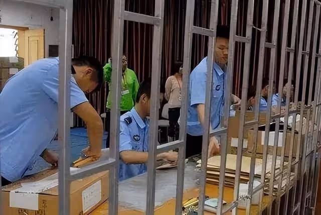 21年前四川學霸偷竊高考試卷,背熟後參加考試,看到考題卻傻眼了