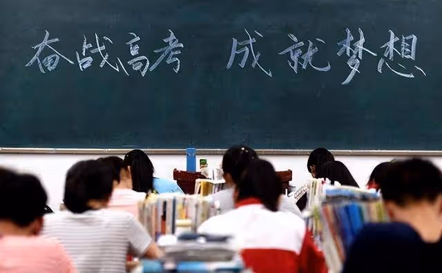 21年前四川學霸偷竊高考試卷,背熟後參加考試,看到考題卻傻眼了