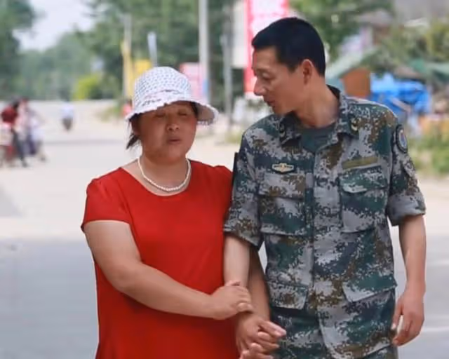 女孩出車禍智力降至3歲,軍人男友執意娶她過門,他們現狀如何