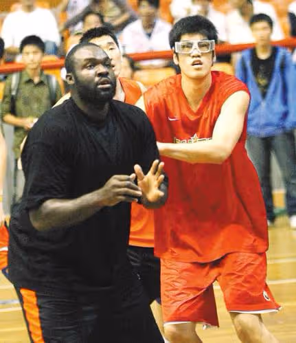 2014年農村窮小伙娶1米97女籃巨人,婚前告訴爸媽:床要超大的