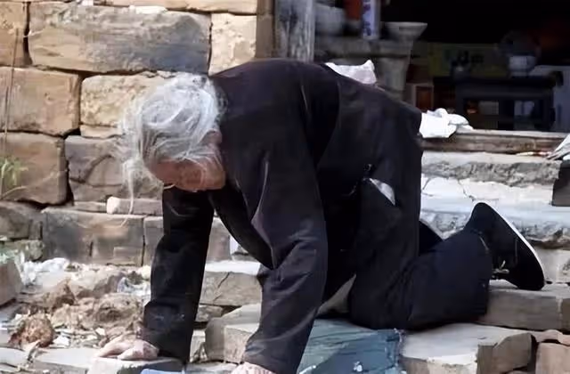 18年江西老人84歲去世，無兒無女吃鹹菜度日，留下97萬上交國家