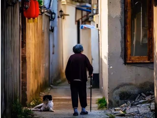 18年江西老人84歲去世,無兒無女吃鹹菜度日,留下97萬上交國家