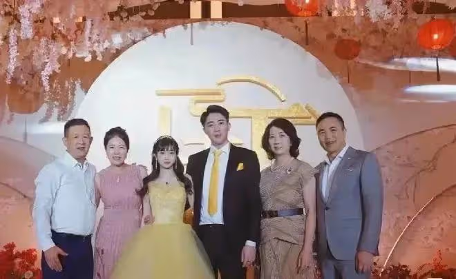 謝霆鋒廈門慶祝乾女兒婚禮，穿搭隨意惹爭議，免費代言22年顯真情