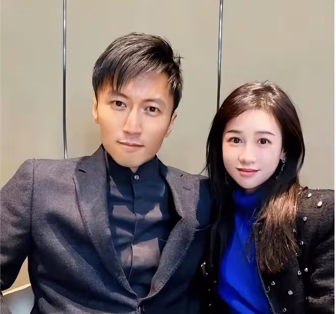 謝霆鋒廈門慶祝乾女兒婚禮，穿搭隨意惹爭議，免費代言22年顯真情