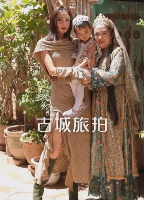 海哈金喜攜家人新疆古城遊玩，穿民族風服飾拍照，李亞鵬再次隱身