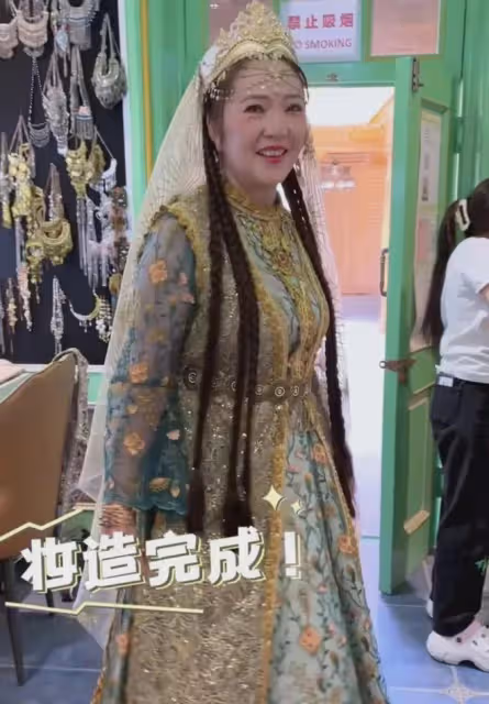 海哈金喜攜家人新疆古城遊玩，穿民族風服飾拍照，李亞鵬再次隱身