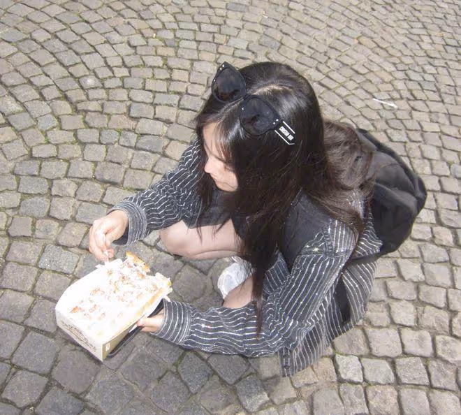 王詩齡比利時度假，離開李湘獨自和同學旅行，蹲路邊吃美食接地氣
