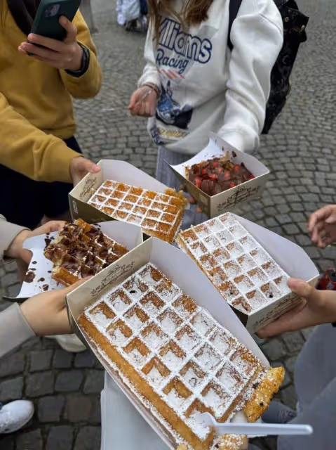 王詩齡比利時度假，離開李湘獨自和同學旅行，蹲路邊吃美食接地氣
