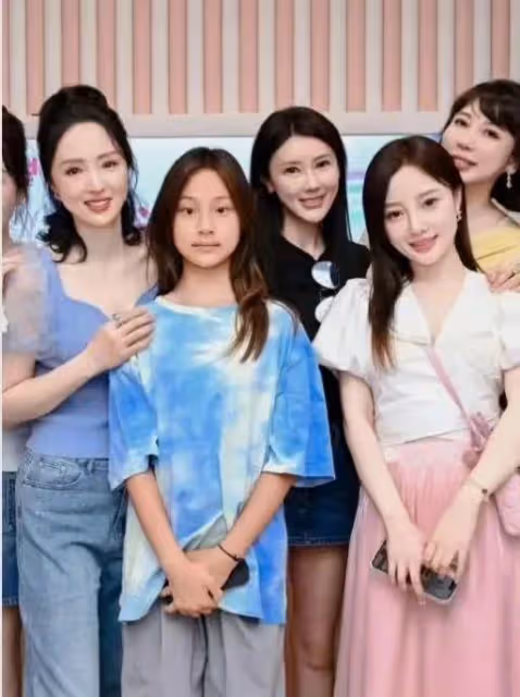 看了11歲甜馨和14歲王詩齡的近照,才明白李小璐和李湘的區別