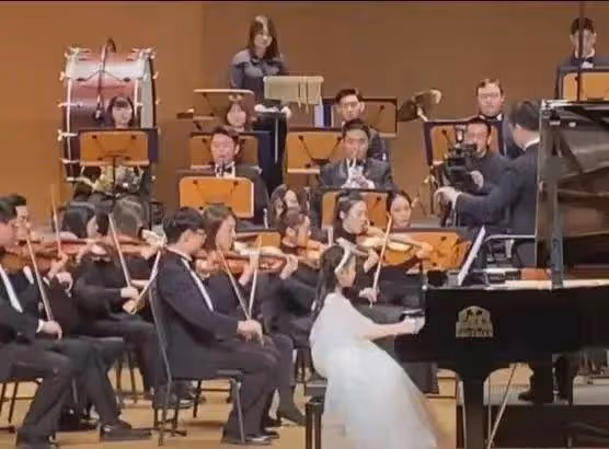 看了11歲甜馨和14歲王詩齡的近照,才明白李小璐和李湘的區別