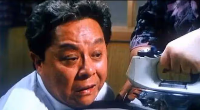 2006年董驃去世,葬禮上成龍曾志偉扶靈,四妻七子為何能相處融洽