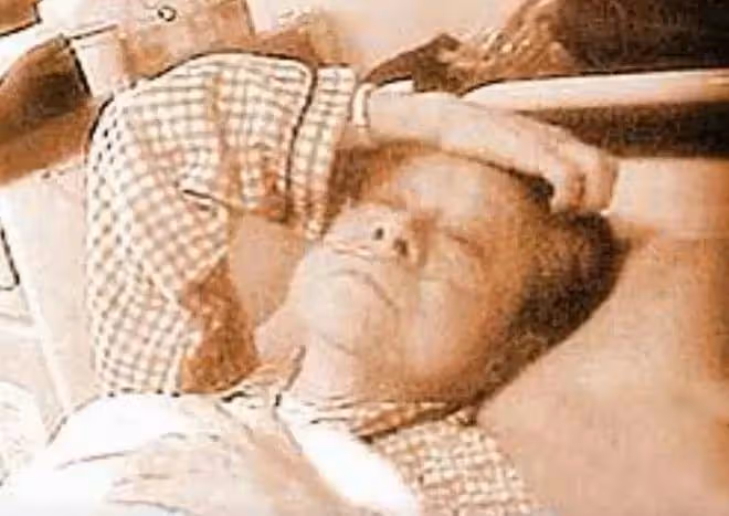 2006年董驃去世,葬禮上成龍曾志偉扶靈,四妻七子為何能相處融洽