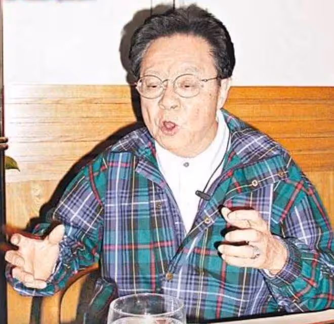 2006年董驃去世,葬禮上成龍曾志偉扶靈,四妻七子為何能相處融洽