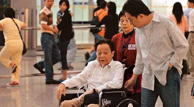 2006年董驃去世,葬禮上成龍曾志偉扶靈,四妻七子為何能相處融洽