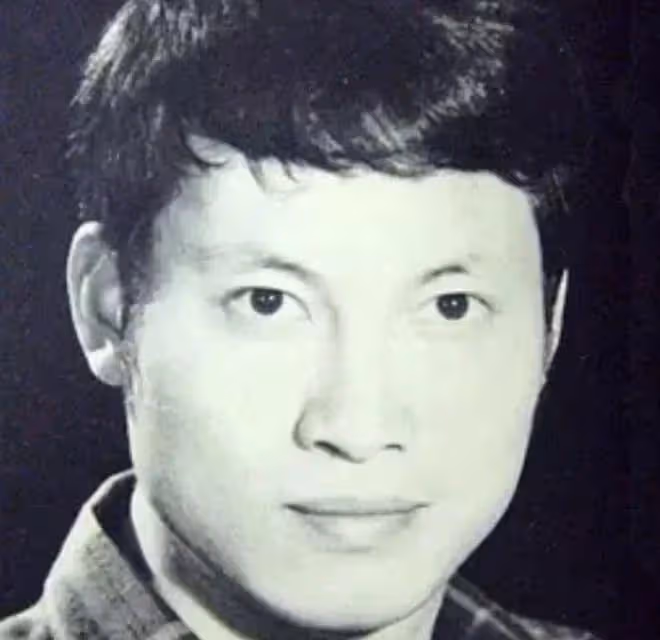 2006年董驃去世,葬禮上成龍曾志偉扶靈,四妻七子為何能相處融洽