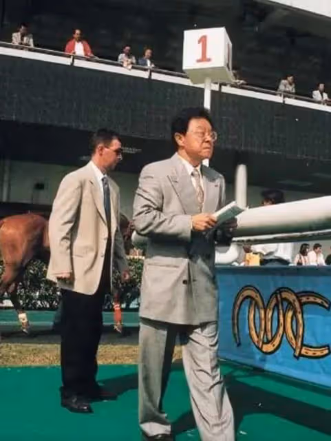 2006年董驃去世,葬禮上成龍曾志偉扶靈,四妻七子為何能相處融洽