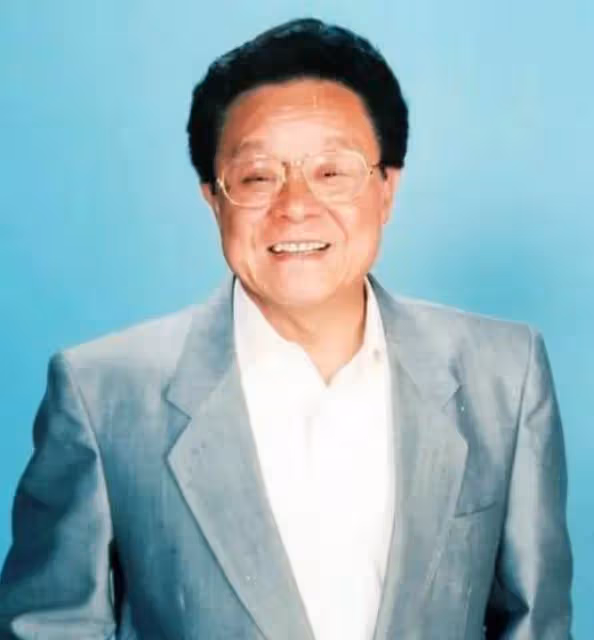 2006年董驃去世,葬禮上成龍曾志偉扶靈,四妻七子為何能相處融洽